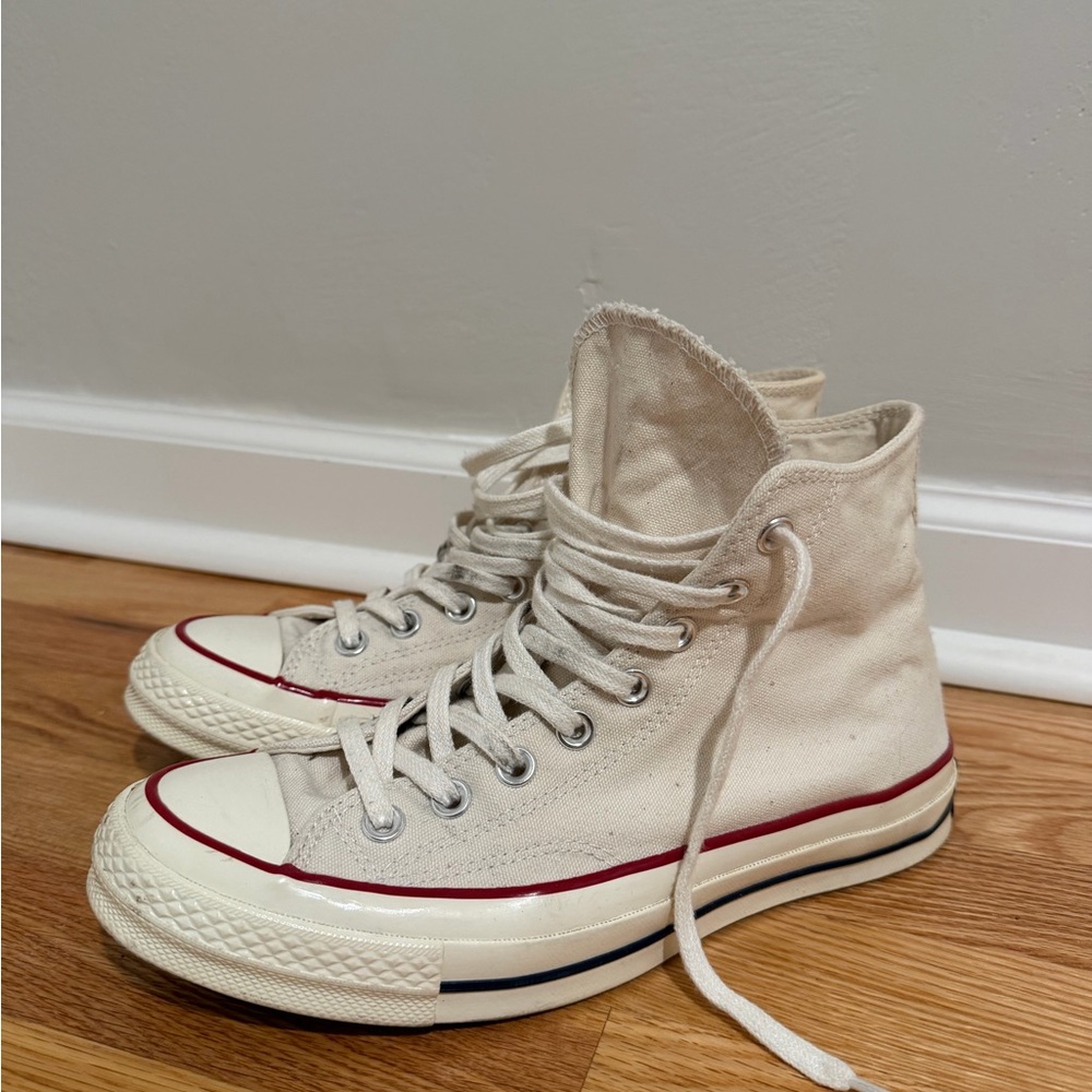 Converse All Star High-Tops in Off-White and Red Size: M7/W5
